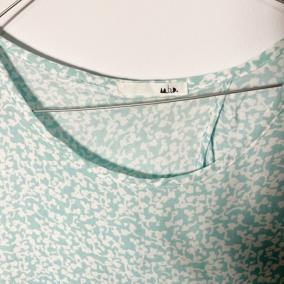 MBD Women’s Top - Picture 3 of 3